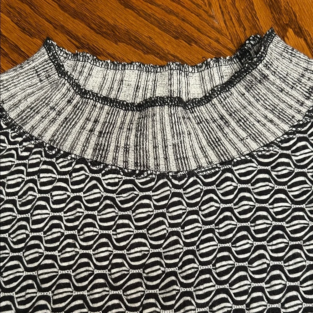 Free People Black & White Long Sleeve Monochrome Textured Crop Top. Size M